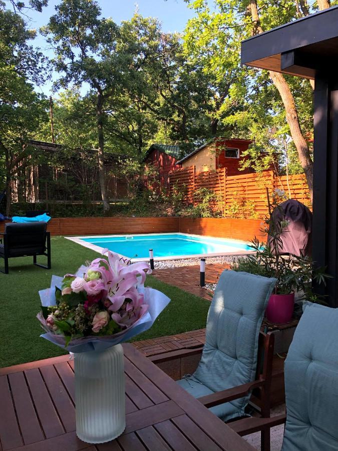Pine-Wood Resort Balatonalmadi Bagian luar foto